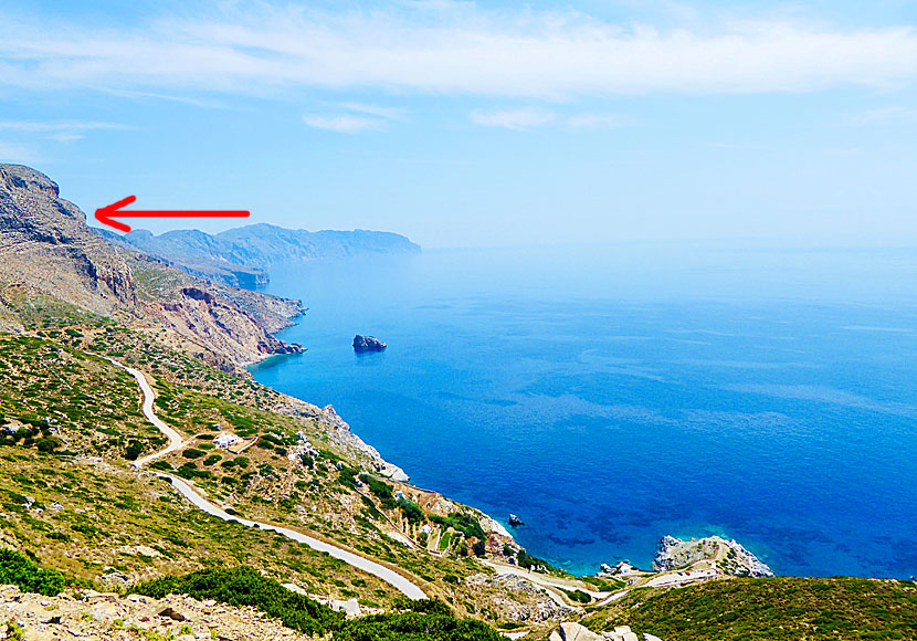 Vägen ner till Agia Anna beach på Amorgos i Grekland. Klostret ligger till vänster om stranden. 