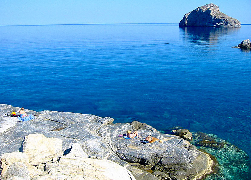 De underbara badklipporna där många solar och badar nakna vid Agia Anna beach. 