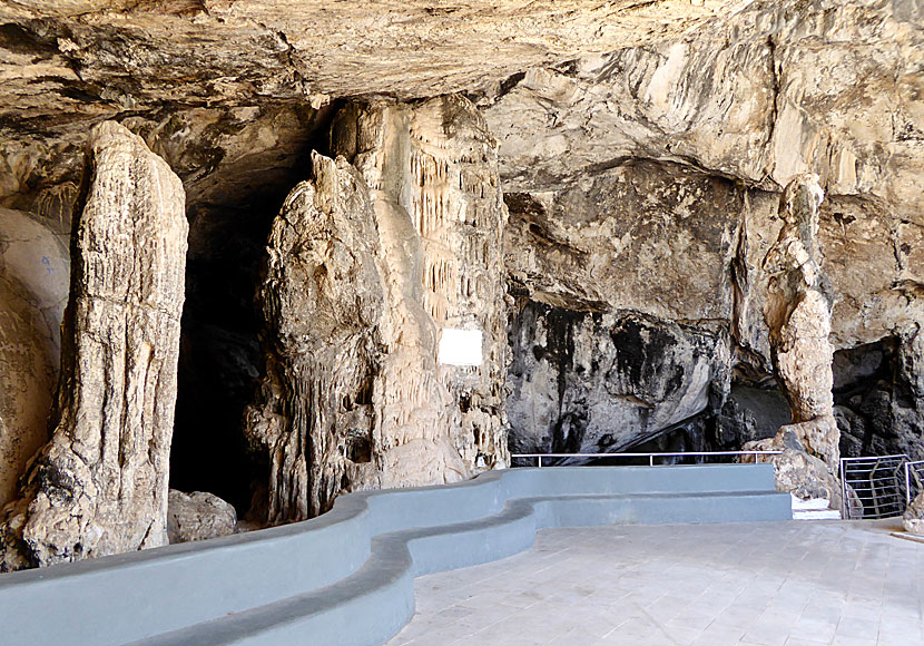 Redan vid ingången till Antiparos Cave imponeras man av ståtliga stalaktiter. 