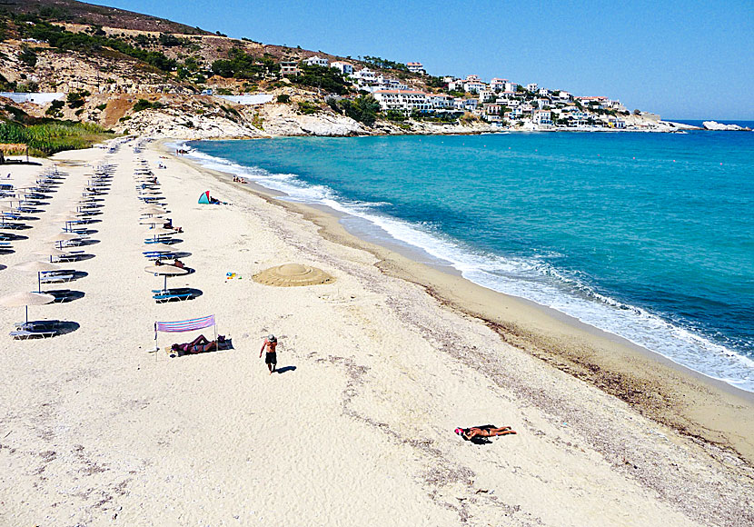Livadi beach i Armenistis på Ikaria i Grekland.