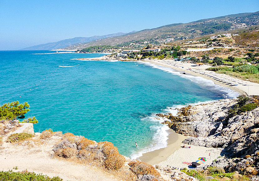 Stränderna Livadi, Messakti och byn Gialiskari beach sett från Armenistis på Ikaria.