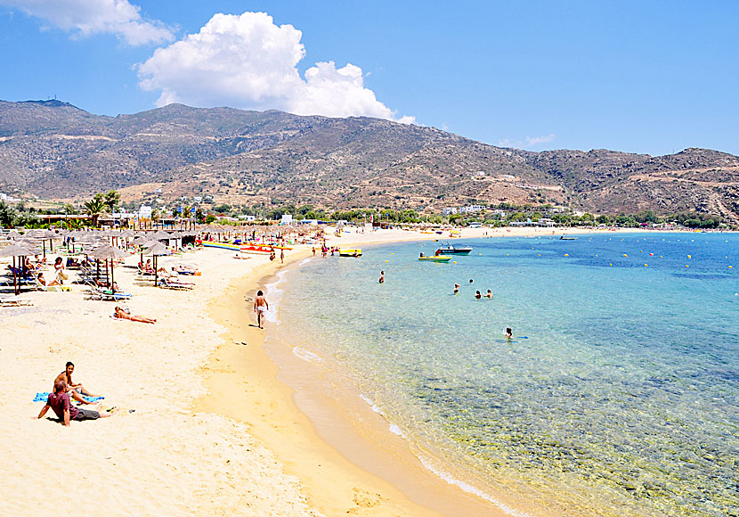 Den fantastiska sandstranden Mylopotas beach på Ios i Grekland. 