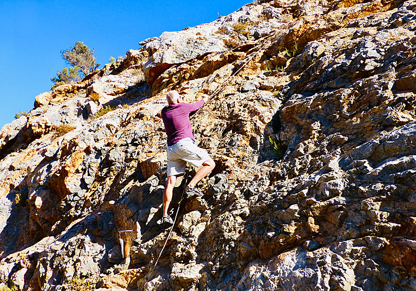 Kalimera Janne klättrar i berg på Kalymnos i Dodekaneserna. 