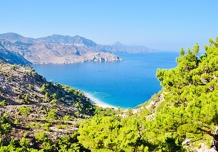 De fantastiska stränderna, som Apella  beach, är en av Karpathos största sevärdheter.