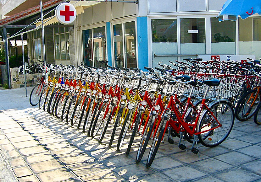 Det finns många ställen på Kos där du kan hyra vanlig cykel och el-cykel.