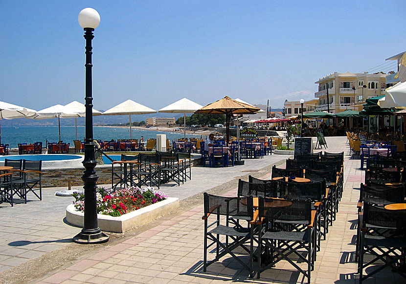 Strandpromenaden och restauranger i Kissamos på Kreta.