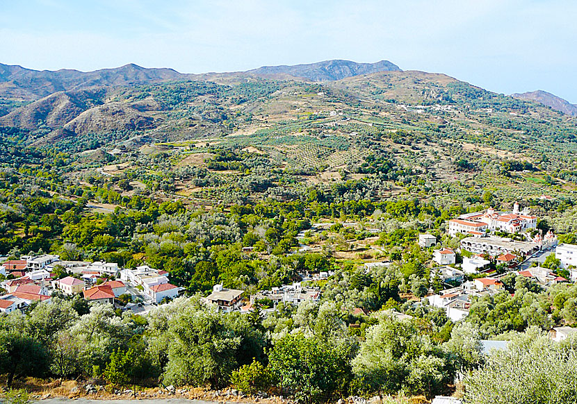 Byn Spili och Monastery of Spili ligger vid foten av berget Mount Kedros på Kreta.