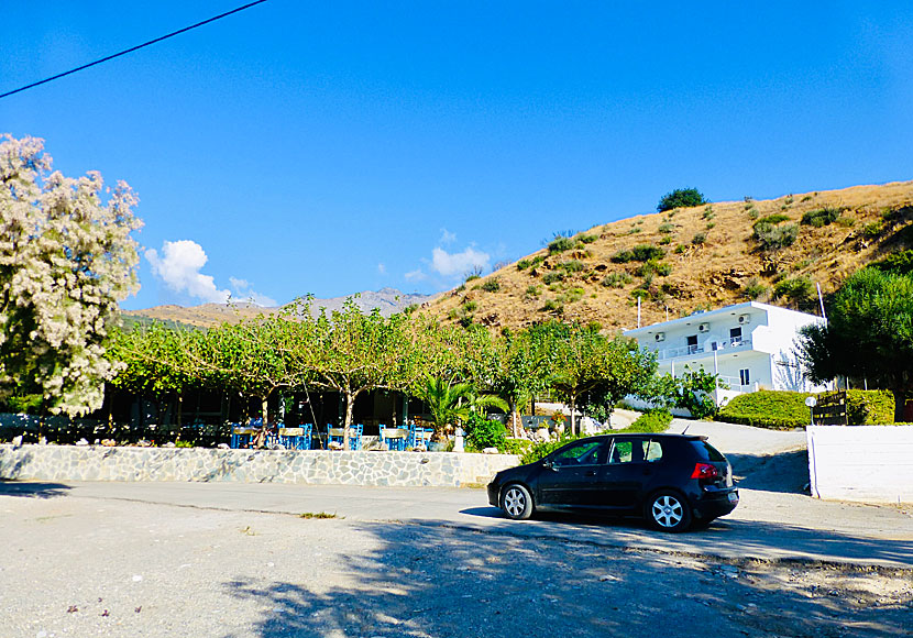 Tavernor, restauranger och hotell vid Korakas beach nära Rodakino på södra Kreta.
