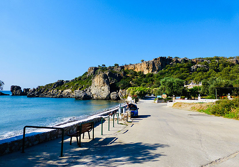 Tavernor, restauranger och hotell vid Polirizos beach nära Korakas och Rodakino på södra Kreta.