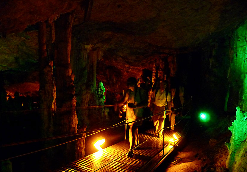 Guidade turer i Sendoni cave startar en gång i timmen mellan 09.00-17.00 och tar cirka 25 minuter och kostar cirka 5  euro.