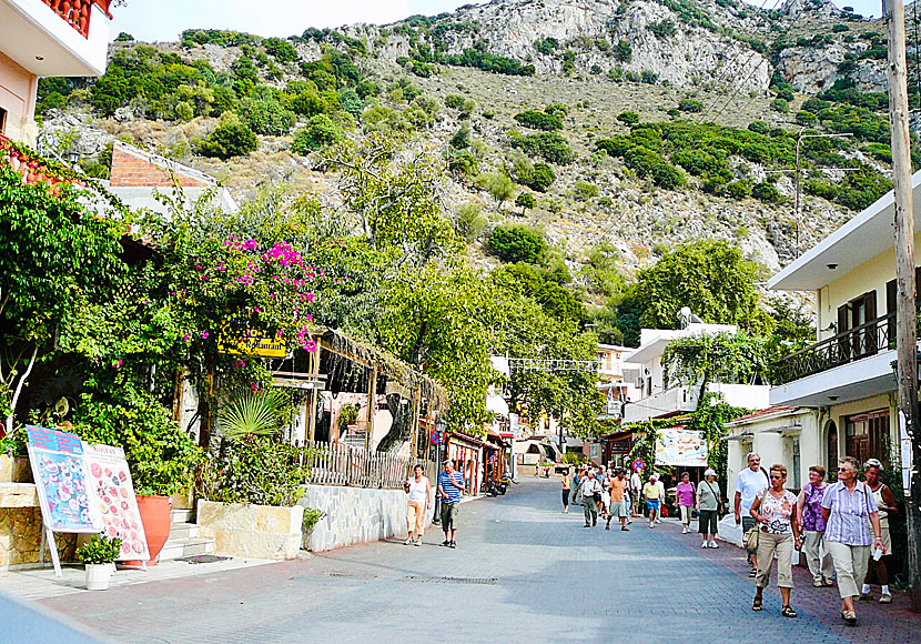 Byn Spili på Kreta har fått sitt namn efter en grotta.  Spili betyder grotta på grekiska.