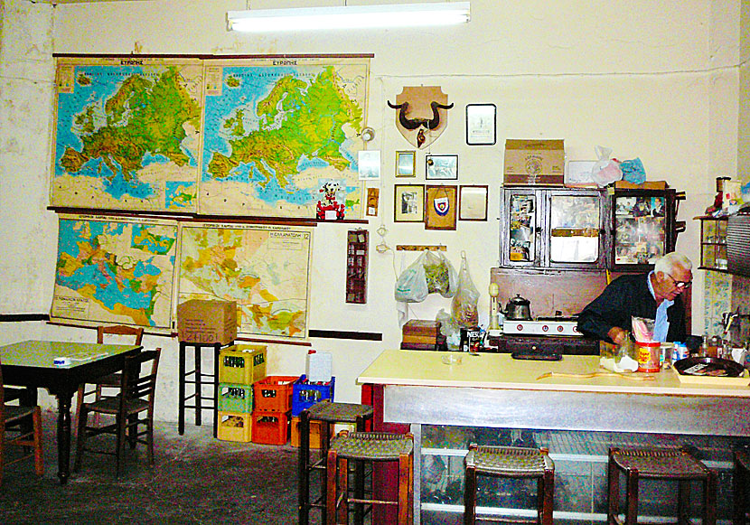 Gamla kaféer och kafenions i Spili på Kreta.