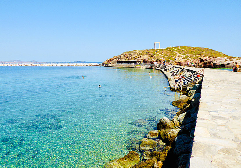 Det går utmärkt att bada från trapporna vid vågbrytaren nära Portara i Naxos stad