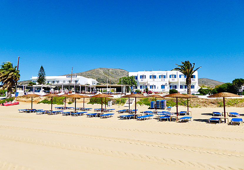 Tavernor, restauranger och hotell vid Golden beach på Paros i Kykladerna.