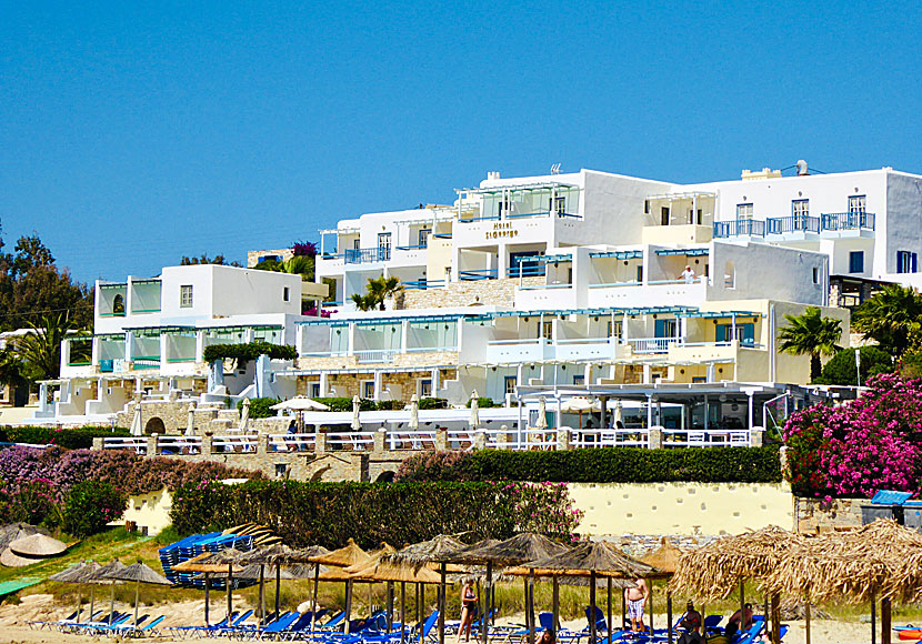 Tavernor, restauranger och hotell vid New Golden beach på Paros i Kykladerna.