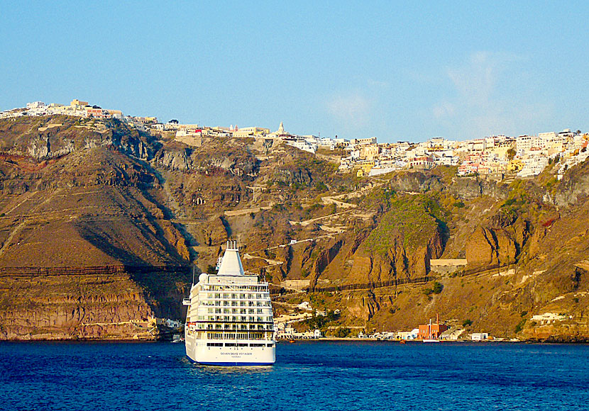 Fira på Santorini sett från havet.