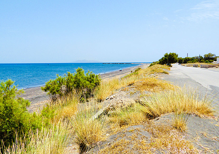 Den långa stranden i Monolithos.