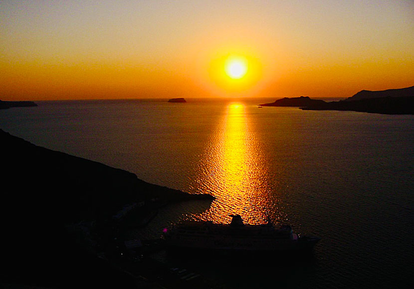 Att se solen gå ner i havet från Santo Wines är en mäktig upplevelse och får inte missas när man är på Santorini.