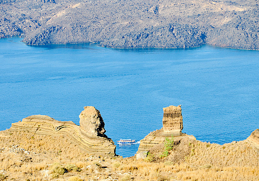 Vulkanerna Nea Kameni och Palia Kameni på Santorini sett från en utsiktsplats ovanför hamnen.