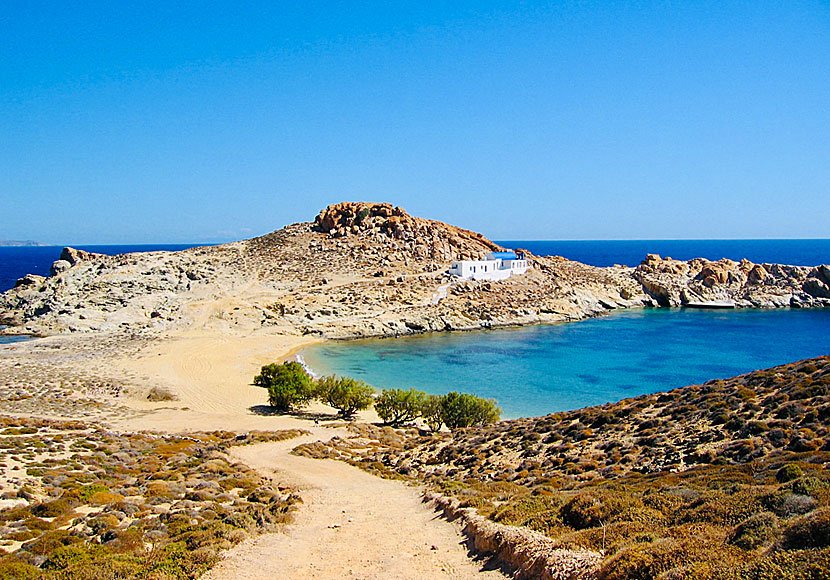 Den barnvänliga sandstranden Agios Sostis på Serifos i Grekland.