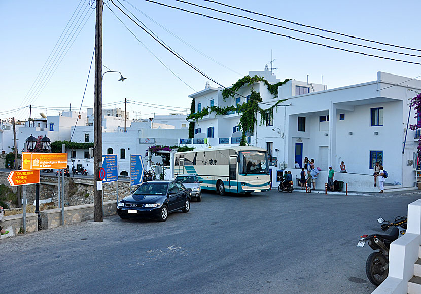 Åka buss på Sifnos. Busshållplats och busstidtabell i Apollonia.