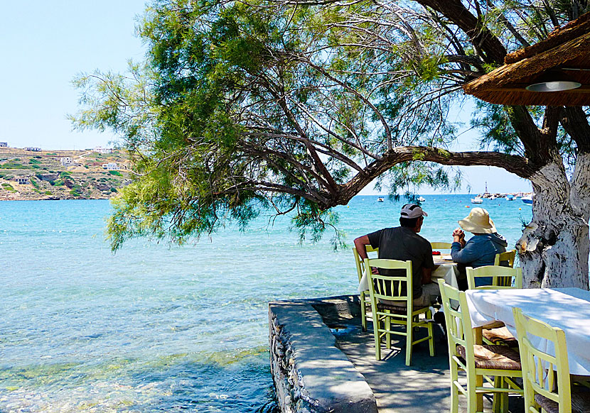 Bra restauranger längs stranden i Kini.