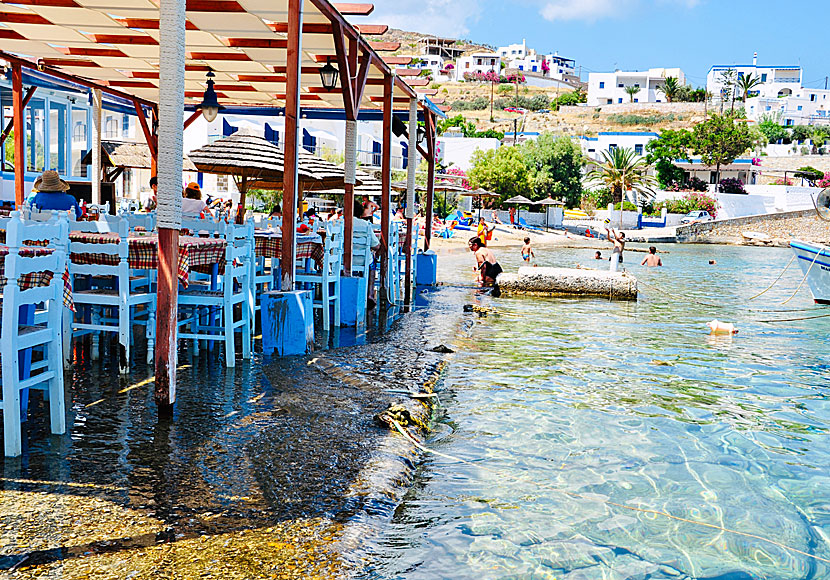 Achladi Restaurant vid Achladi beach på Syros i Grekland.