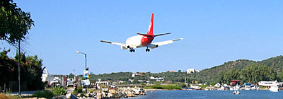 Att landa p&aring; Skiathos.