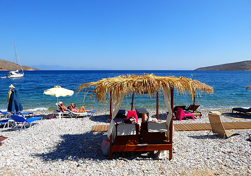 Gratis solstolar och parasoll på Livadia beach på Tilos.
