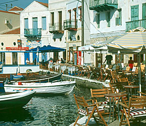 Hamnpromenaden i Kastellorizo stad.