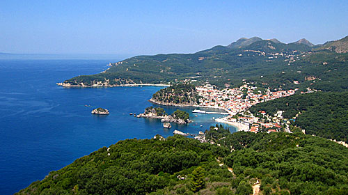Vy &ouml;ver Parga stad fr&aring;n Agia Eleni.