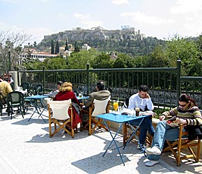 Kaf&eacute; med utsikt mot Akropolis. i Aten