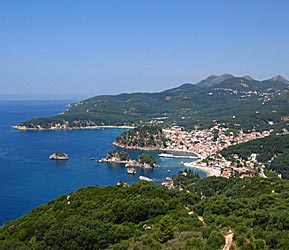 Panoramavy &ouml;ver Parga stad. 