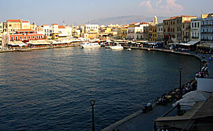 Hamnpromenaden i Chania p&aring; Kreta.