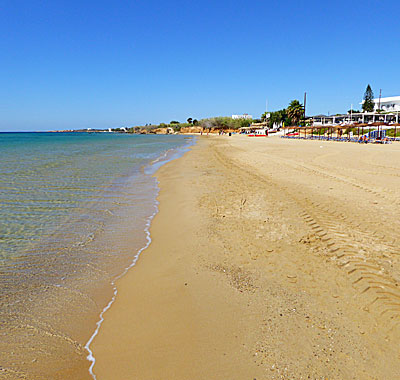 Golden beach p&aring; Paros.