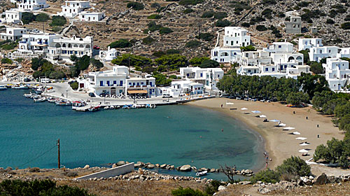 Hamnstranden p&aring; Sikinos.