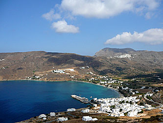 Egiali p&aring; norra Amorgos. I bergen syns Tholaria. 
