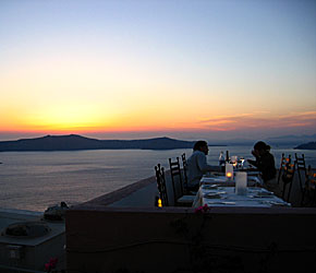 Middag i Fira med utsikt &ouml;ver kratern. Santorini.