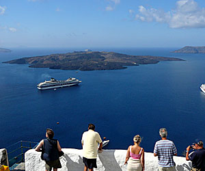Utsikt fr&aring;n Fira &ouml;ver vulkanen.  Santorini.