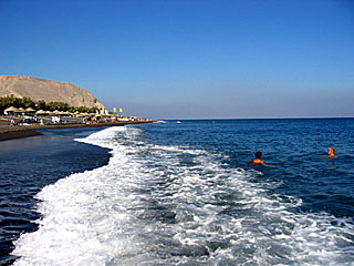 Perivolos beach vid Perissa. 