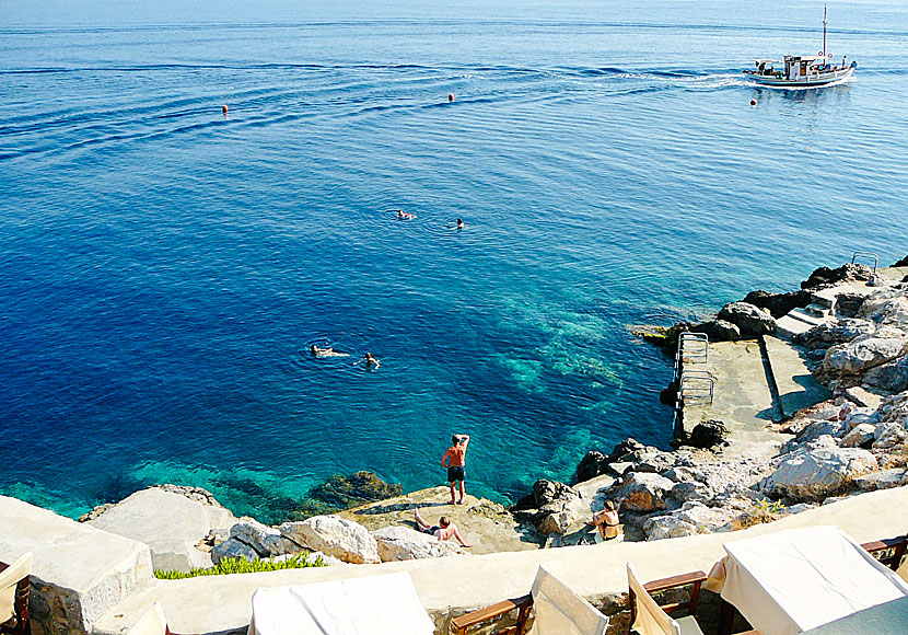 På ön Hydra i Grekland finns det många fina klippbad med snorkelvänligt vatten, som här på Spilia beach.