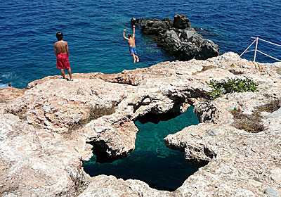 Klippbadet i Hydra stad. 