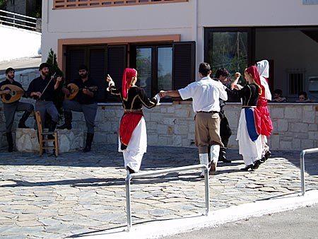 Dansuppvisning i Manilioupoulo p&aring; Kreta.