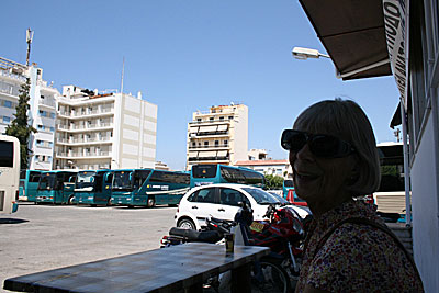 N&aring;gra timmars v&auml;ntan p&aring; busstationen i Chania stad. 