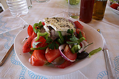H&auml;rlig lunch! Denna sallad serverades p&aring; tavernan l&auml;ngst bort vid stenstranden.