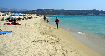 I juli ser Plaka beach n&aring;got annorlunda ut. 