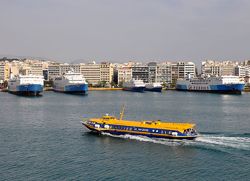 Färjorna Milena, Romilda och Daliana i Atens hamn Pireus.