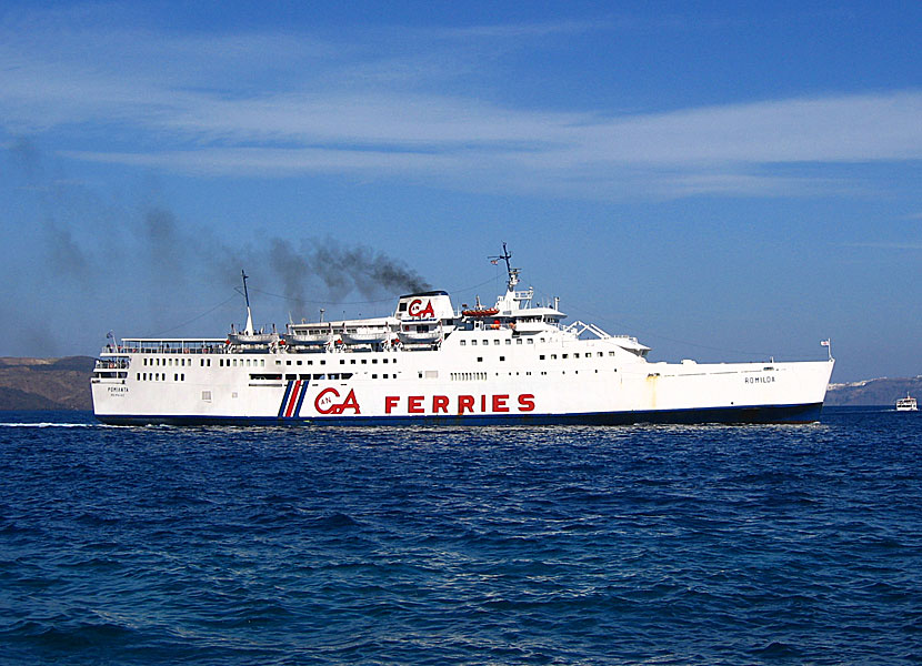 Grekiska färjor, katamaraner och andra båtar. Grekiska färjor, katamaraner och andra båtar. M/S Romilda i hamnen Athinios på Santorini.
