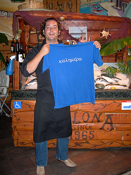 Ricardo p&aring; Taverna Helona i Venetianska hamnen i Rethymnon.