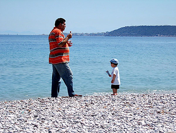 Stor och liten p&aring; stranden. Ialyssos p&aring; Rhodos.